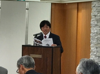 報告をする辻青年部長