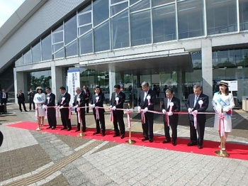 大会式典前のテープカット