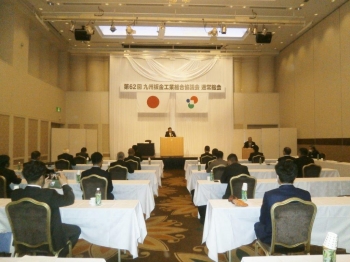 総会風景（東雲会長あいさつ）