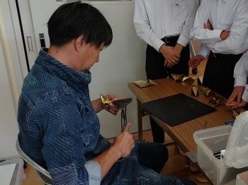 関氏による折鶴実演コーナー