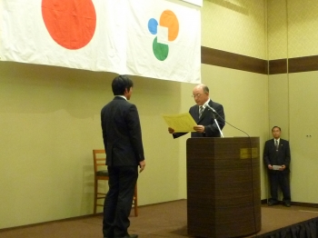 森永氏に代わり表彰を受ける辻青年部長