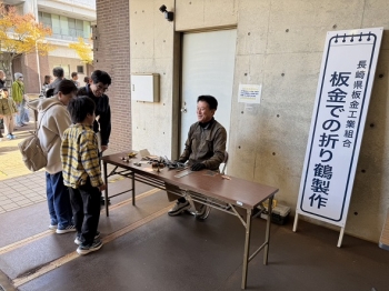 森永氏にｙおる折鶴実演