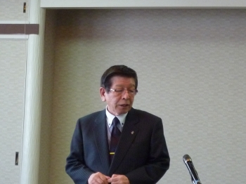 挨拶する石本理事長