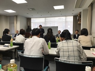 挨拶する石本全板国保組合理事長